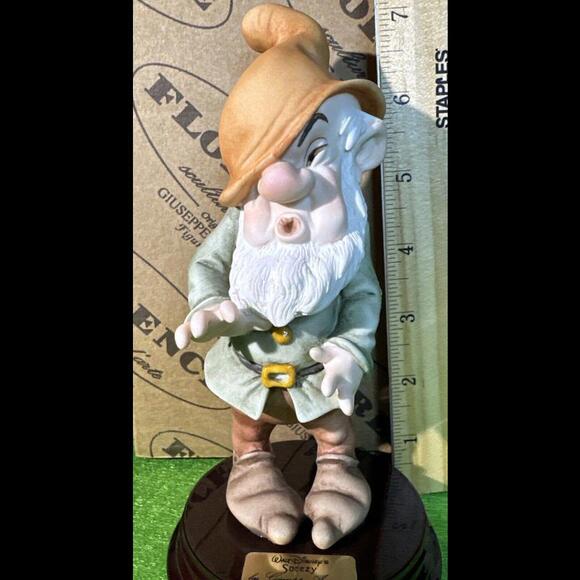 RARE! Walt Disney & Giuseppe Armani ~ Snow White SNEEZY Figurine 6.5" ~ in Box - Picture 9 of 9